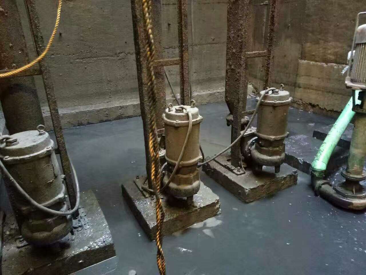 南吕镇污水池清理